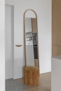 Пуф в прихожей от La Redoute. 