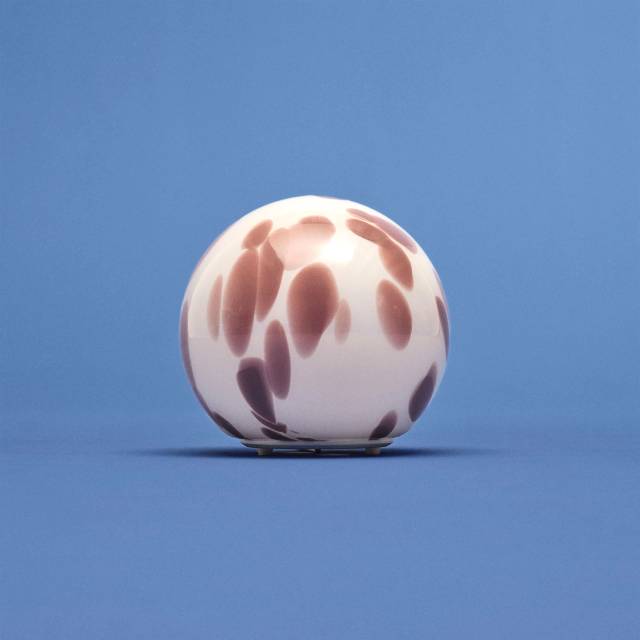 Лампы-колонки KULGLASS представлены в зеленых и красно-коричневых оттенках с розовым. 