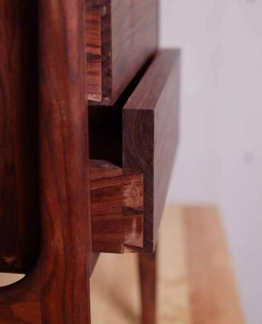 из массива американского ореха