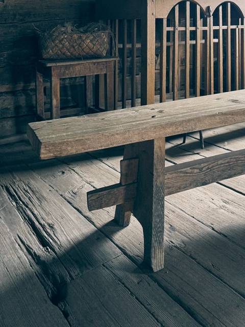 В рамках лаборатории Артель Мария изучала архивные материалы о русских народных предметах быта и декоративных приёмах работы с деревом, посетила музей-заповедник «Кижи» в Карелии. Эта поездка легла в основу образного языка серии УЗОРЫ.