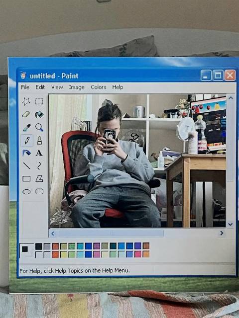 Сейчас я запустила новое направление — зеркала и фоторамки из остатков массива и фанеры в форме наличников. Часть узоров разрабатываю сама, часть беру с существующих. Скоро будут первые результаты. А ещё они выйдут в формате бокса для самостоятельного творчества: можно будет самому раскрасить, склеить, сделать по-своему.