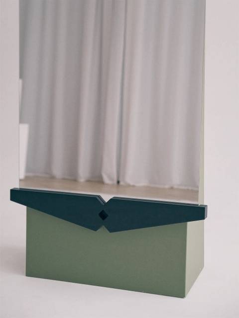 Дубовая скамья и зеркало из серии УЗОРЫ со сквозной резьбой по мотивам русского деревянного зодчества.