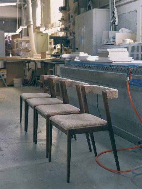 Маша и Илья прошли путь от изготовления первых прототипов на собственной кухне до создания успешного мебельного бренда, который сегодня выпускает предметы из МДФ, шпона и массива дуба.