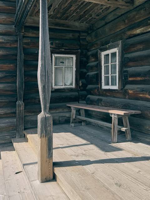 В рамках лаборатории Артель Мария изучала архивные материалы о русских народных предметах быта и декоративных приёмах работы с деревом, посетила музей-заповедник «Кижи» в Карелии. Эта поездка легла в основу образного языка серии УЗОРЫ.