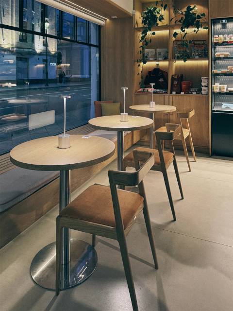 Стул Node в интерьере Кофемании