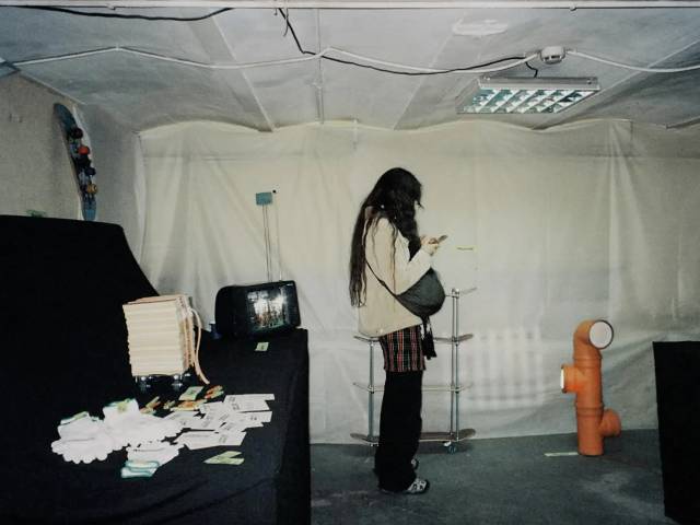 Сейчас я запустила новое направление — зеркала и фоторамки из остатков массива и фанеры в форме наличников. Часть узоров разрабатываю сама, часть беру с существующих. Скоро будут первые результаты. А ещё они выйдут в формате бокса для самостоятельного творчества: можно будет самому раскрасить, склеить, сделать по-своему.