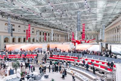 В отличие от предыдущей выставки в Гостином дворе (на фото), где пространство объединяла общая архитектурная композиция, нынешнему залу с локальными брендами не хватило единого физического элемента, который бы связывал экспозицию и предметы разных брендов воедино.