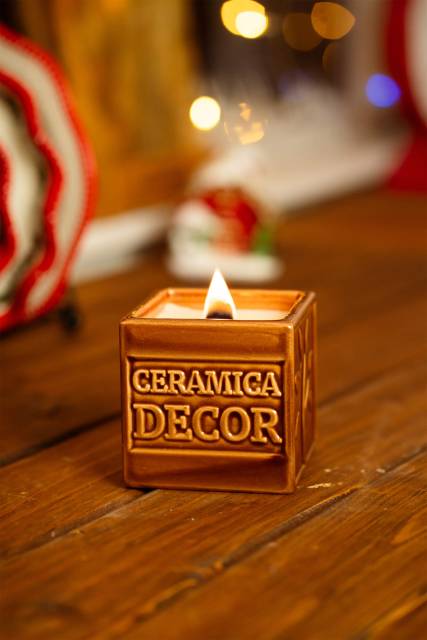 в керамическом подсвечнике