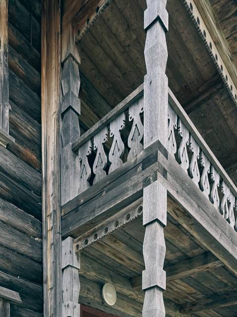 В рамках лаборатории Артель Мария изучала архивные материалы о русских народных предметах быта и декоративных приёмах работы с деревом, посетила музей-заповедник «Кижи» в Карелии. Эта поездка легла в основу образного языка серии УЗОРЫ.