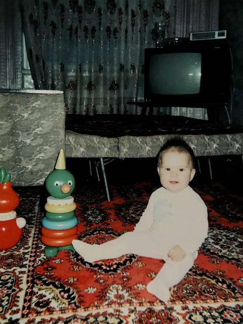 Её папа однажды сделал дверь в беседку из старого холодильника. Тогда это казалось просто забавным. Сейчас она понимает: именно тогда и начался проект «Где прячется детство?» — только ей было двенадцать, и она ещё не знала об этом.