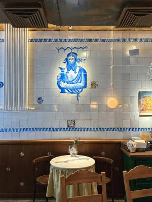 Ресторан Πολύ в особняке Шмюкинга: греческое солнце за готическим фасадом