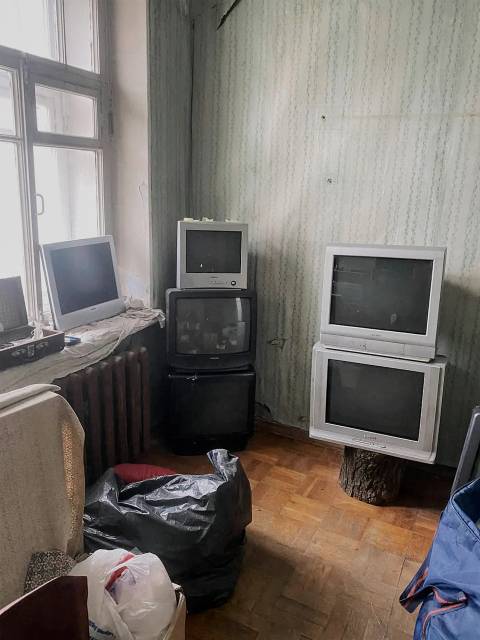 Я не работаю по фабричной схеме. Предмет может лежать у меня месяцами, пока не станет понятно, во что он хочет превратиться. Я даю ему время — и себе тоже.