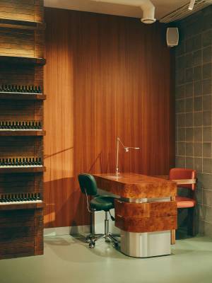 Диалог противоположностей: материалы и текстуры в интерьере бьюти-студии Mecca
