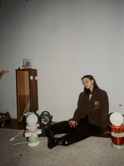 Её папа однажды сделал дверь в беседку из старого холодильника. Тогда это казалось просто забавным. Сейчас она понимает: именно тогда и начался проект «Где прячется детство?» — только ей было двенадцать, и она ещё не знала об этом.