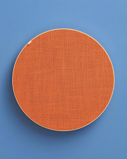 Компания разработала колонки как полноценные интерьерные объекты, которые влияют на атмосферу помещения не только звуком, но формой и цветом. Автор дизайна корпусов — Ола Вильборг.