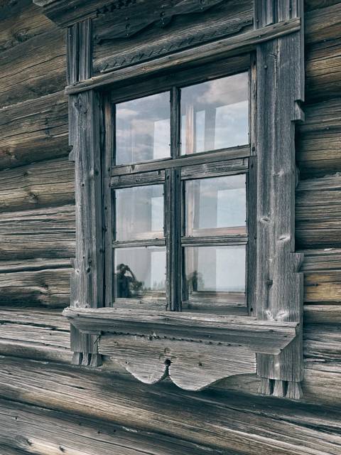 В рамках лаборатории Артель Мария изучала архивные материалы о русских народных предметах быта и декоративных приёмах работы с деревом, посетила музей-заповедник «Кижи» в Карелии. Эта поездка легла в основу образного языка серии УЗОРЫ.