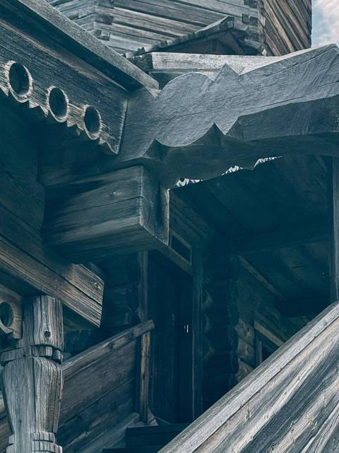 В рамках лаборатории Артель Мария изучала архивные материалы о русских народных предметах быта и декоративных приёмах работы с деревом, посетила музей-заповедник «Кижи» в Карелии. Эта поездка легла в основу образного языка серии УЗОРЫ.