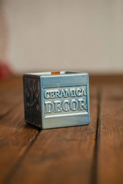 в керамическом подсвечнике