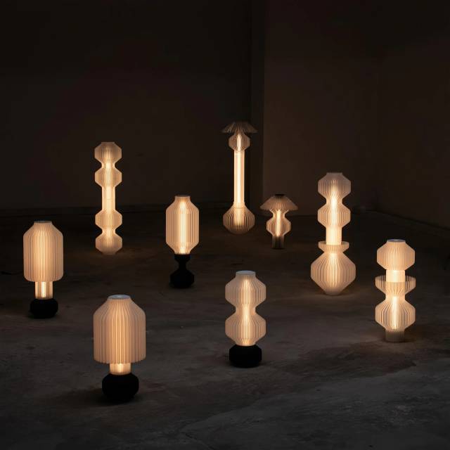 Слева: Инсталляция Одри Ларж Capsule Dreamscapes #01 в Сеуле. Справа: Коллекция ламп Buoy Collection от Лукаса Зито.