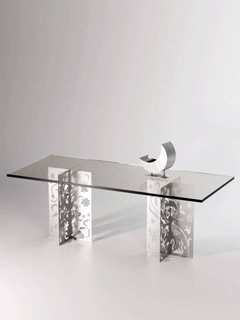 Стол Little Table of Paradise выполнен из нержавеющей стали и матированного стекла (seeded glass), сочетая современные материалы с философским подходом к предметному дизайну.