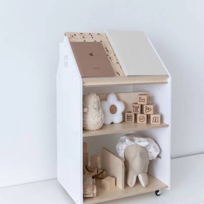 Детский стеллаж Домик на колёсах с доской для рисования