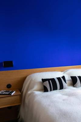 International Klein Blue: легендарный ультрамарин Ива Кляйна в интерьере