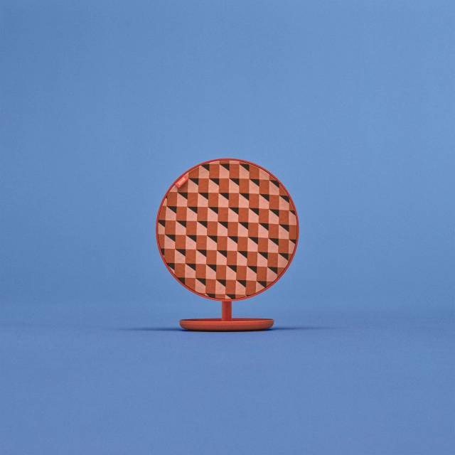 Компания разработала колонки как полноценные интерьерные объекты, которые влияют на атмосферу помещения не только звуком, но формой и цветом. Автор дизайна корпусов — Ола Вильборг.