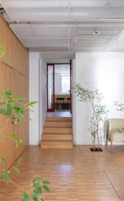 Офис с индустриальным паркетом — по проекту бюро amor