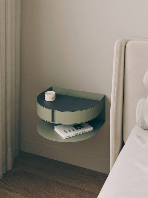 Подвесная консоль MOON изготовлена из тонкого металлического листа: детали вырезаны лазером, согнуты и соединены между собой. Верхняя поверхность и ящики отделаны натуральной матовой кожей черного цвета. Кожа смягчает металл визуально и заглушает звук от предметов.