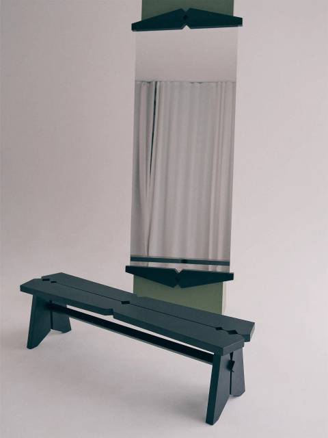 Дубовая скамья и зеркало из серии УЗОРЫ со сквозной резьбой по мотивам русского деревянного зодчества.