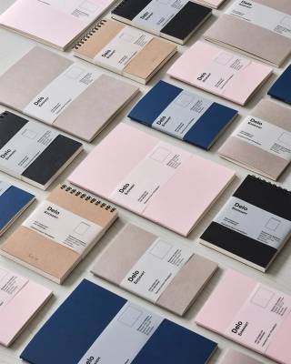 Поскольку среди клиентов петербургского бренда немало архитекторов и дизайнеров, логично зайти за мебелью в шоурум и уйти с сумкой набитой блокнотами.