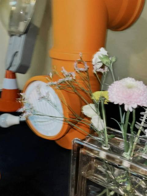 Сейчас я запустила новое направление — зеркала и фоторамки из остатков массива и фанеры в форме наличников. Часть узоров разрабатываю сама, часть беру с существующих. Скоро будут первые результаты. А ещё они выйдут в формате бокса для самостоятельного творчества: можно будет самому раскрасить, склеить, сделать по-своему.