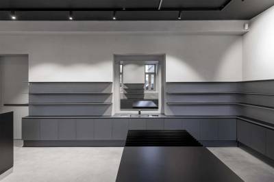 «1500 позиций косметики на 42 метрах — без громоздких стеллажей»: интервью с дизайнером Вовой Алексеевым о проекте магазина SHIGAMI