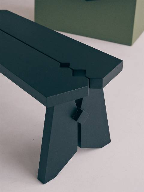 Дубовая скамья и зеркало из серии УЗОРЫ со сквозной резьбой по мотивам русского деревянного зодчества.