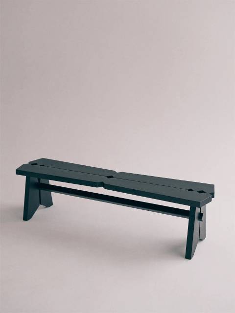 Дубовая скамья и зеркало из серии УЗОРЫ со сквозной резьбой по мотивам русского деревянного зодчества.