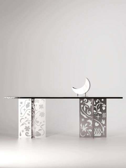 Стол Little Table of Paradise выполнен из нержавеющей стали и матированного стекла (seeded glass), сочетая современные материалы с философским подходом к предметному дизайну.