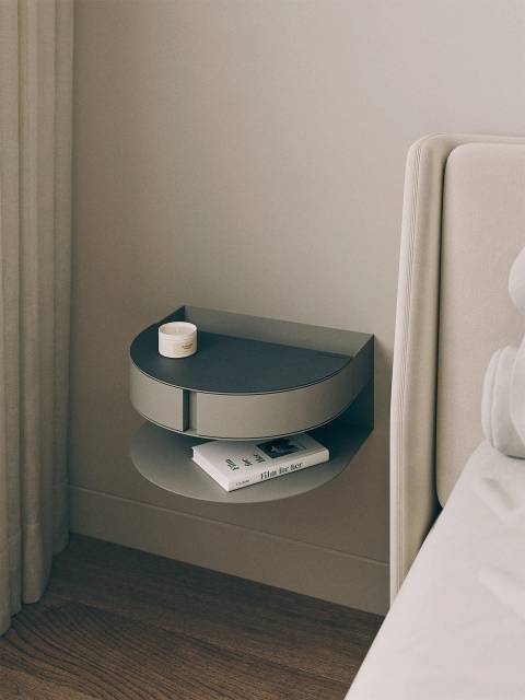 Подвесная консоль MOON изготовлена из тонкого металлического листа: детали вырезаны лазером, согнуты и соединены между собой. Верхняя поверхность и ящики отделаны натуральной матовой кожей черного цвета. Кожа смягчает металл визуально и заглушает звук от предметов.